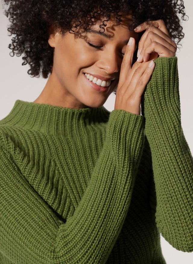 Abbildung Oberkörper Dame in Pullover