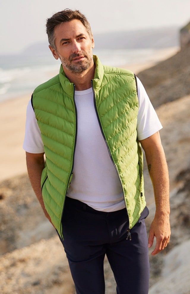 Mann im sportlichen Outfit am Strand