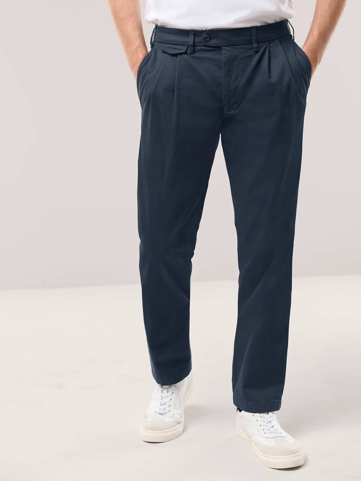 Walbusch Feintwill Bundfalten-Chino, Regular Fit#normale Größen#schlanke Größen#untersetzte Größen, Farbe Blau, 30, besonders weich mit Hemdenstopper Herren 2