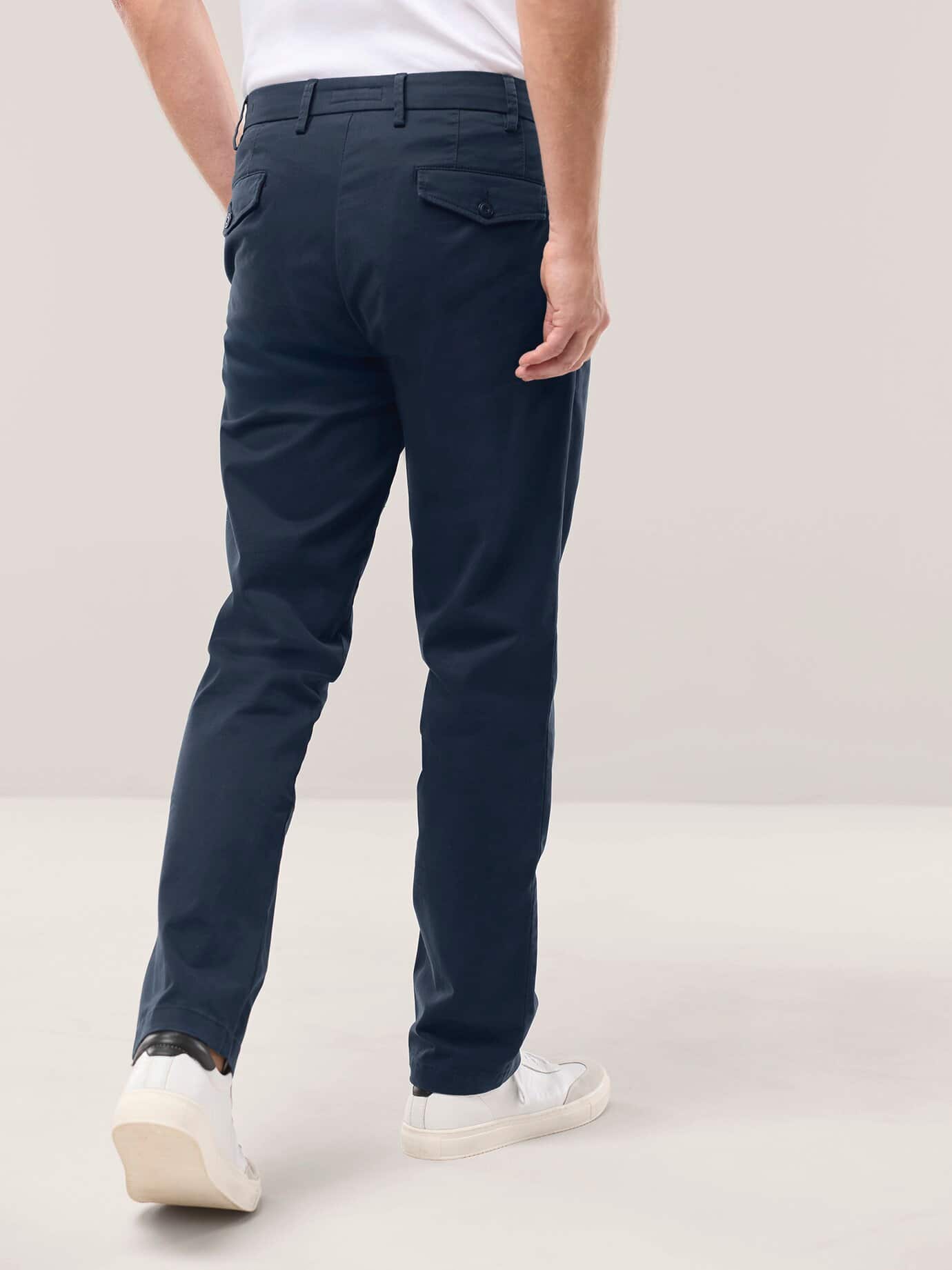 Walbusch Feintwill Bundfalten-Chino, Regular Fit#normale Größen#schlanke Größen#untersetzte Größen, Farbe Blau, 30, besonders weich mit Hemdenstopper Herren 3