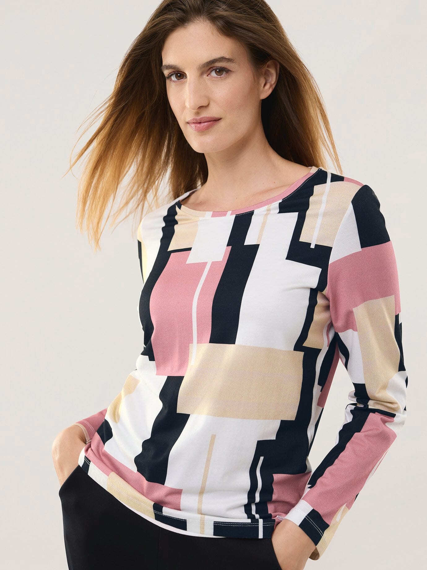 Viskoseshirt Geometric, normale Größen, Farbe Schwarz, 40, weichfließender Viskosemix bequem, da elastisch Damen