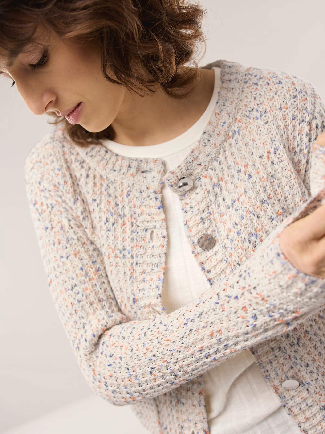 Walbusch Strickjacke Bouclegarn, normale Größen, Farbe Weiß, 36, weiches Bouclégarn  Damen 2