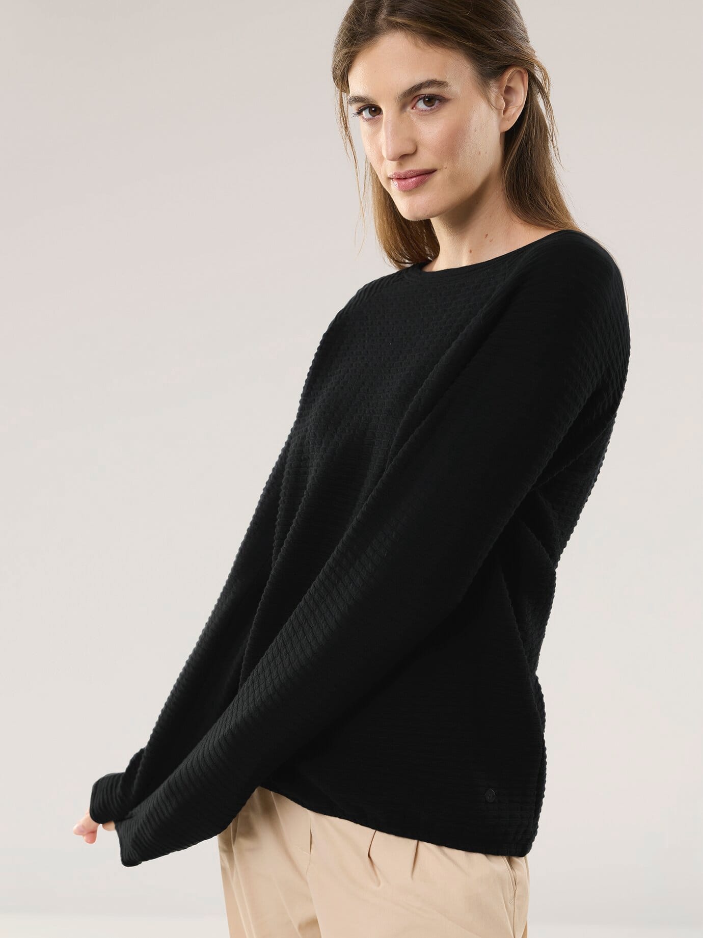 Sweatshirt mit Struktur, normale Größen, Farbe Schwarz, 40, weicher Baumwollmix moderner Blousoneffekt Damen