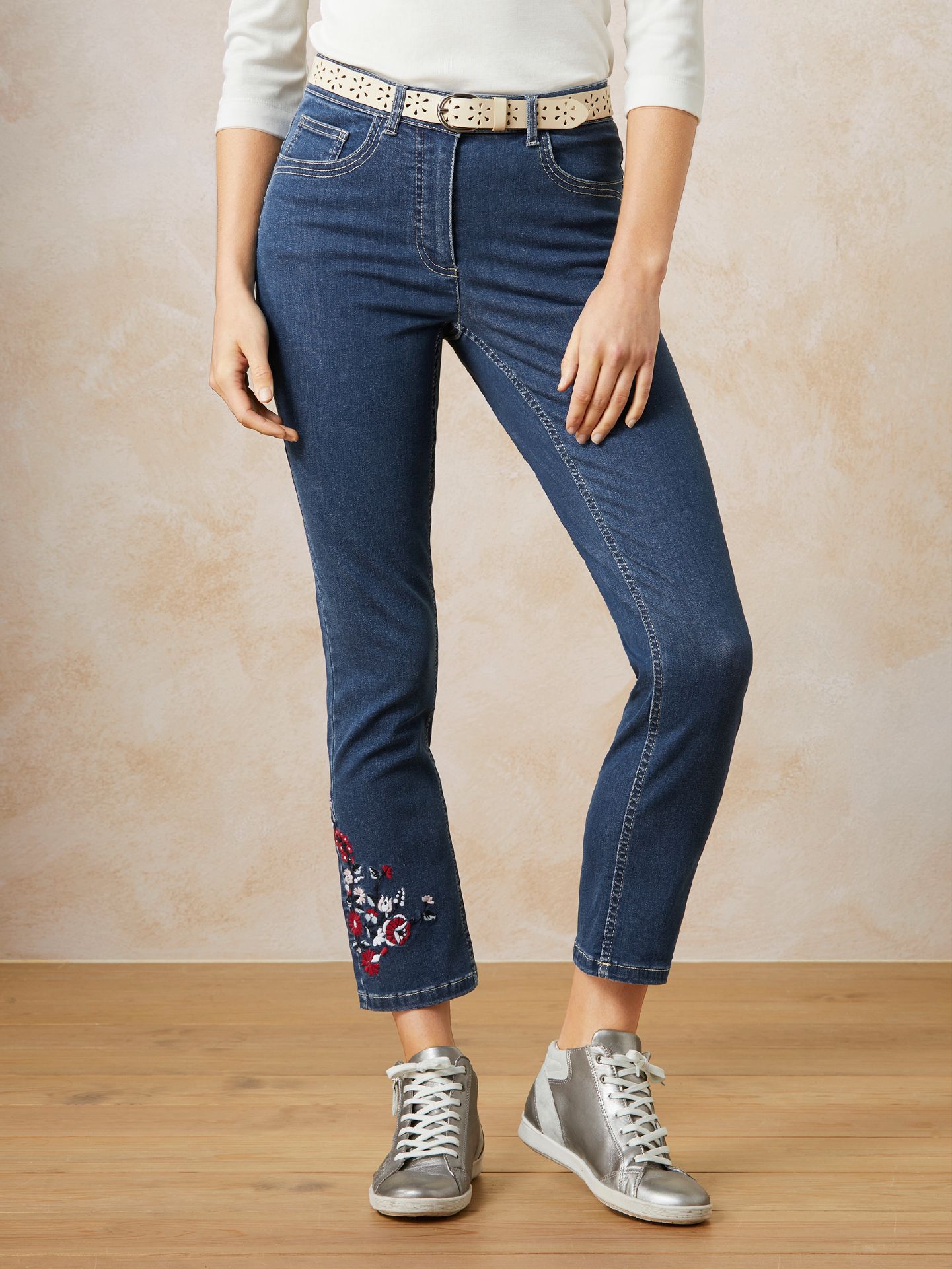 Walbusch Damen 7/8 Jeans Blütenstickerei Größe 23 Walbusch Damen 7/8 Jeans Blütenstickerei Größe 23