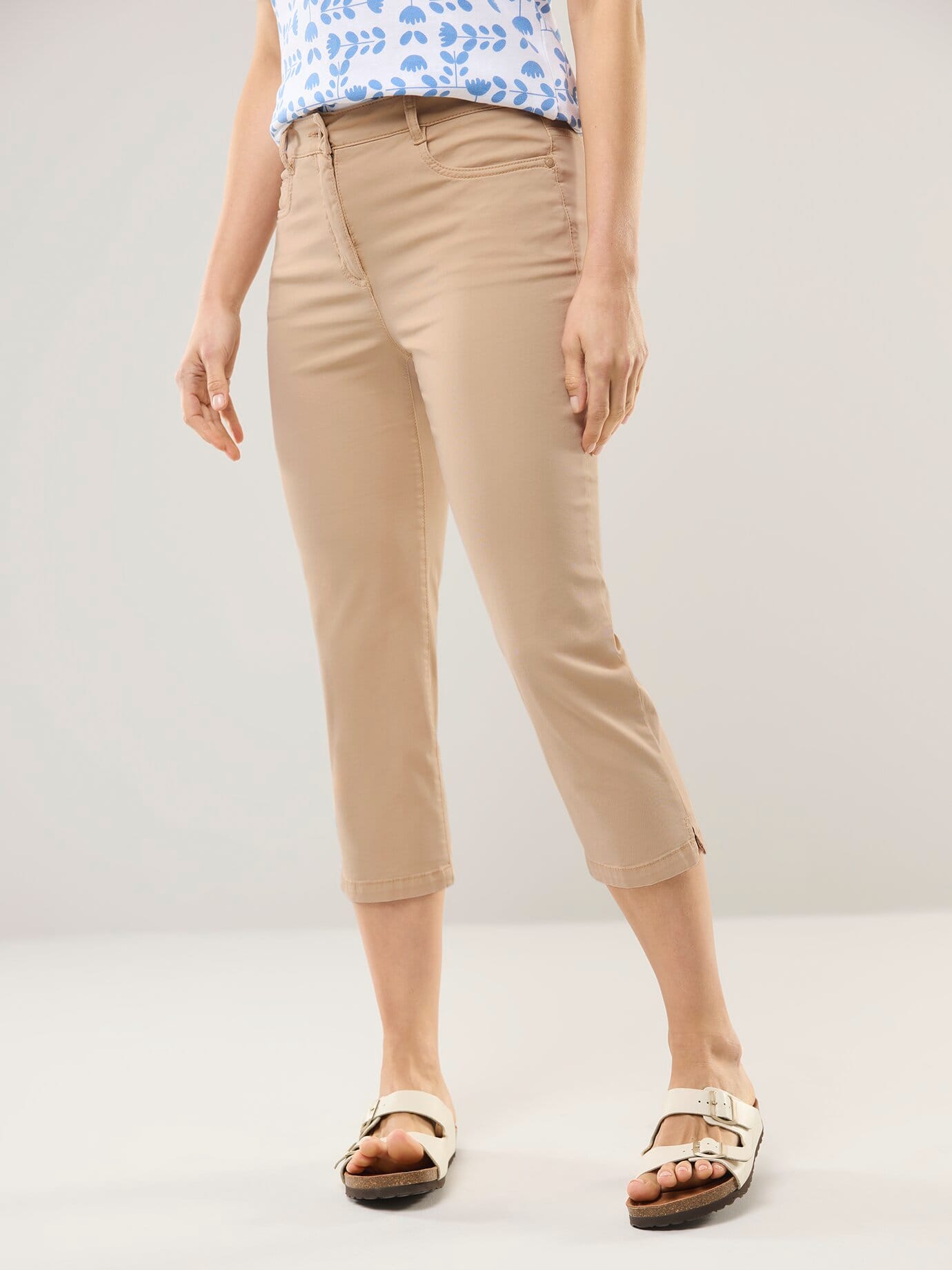Capri aus Baumwollmix, Regular Fit#normale Größen#Kurzgrößen, Farbe Beige, 42, modische Capri-Länge Powerstretch-Qualität Damen
