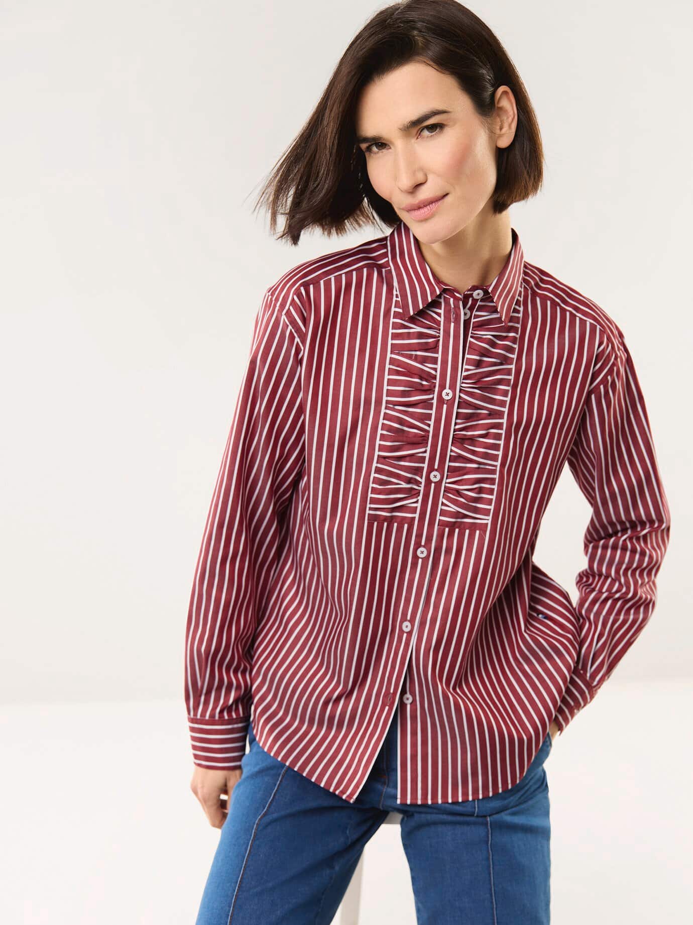 Hemdbluse mit Falteneinsatz, noch offen: Filter Passform#normale Größen, Farbe Rot, 48, dekorativer Falteneinsatz edler Baumwoll-Twill Damen
