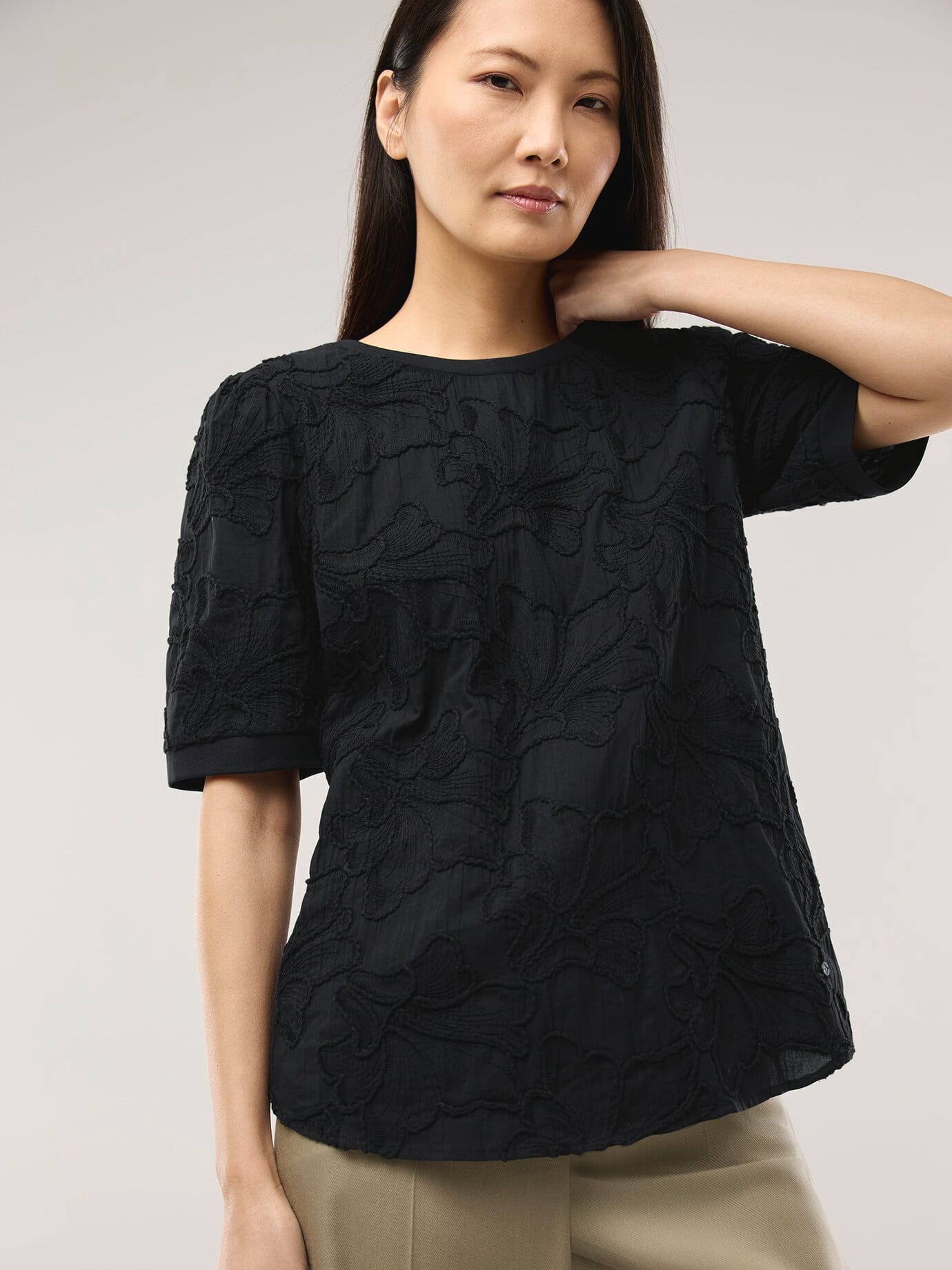 Blusenshirt mit Stickerei, noch offen: Filter Passform#normale Größen, Farbe Schwarz, 46, bequeme T-Shirt-Form Rücken aus elastischem Jersey Damen
