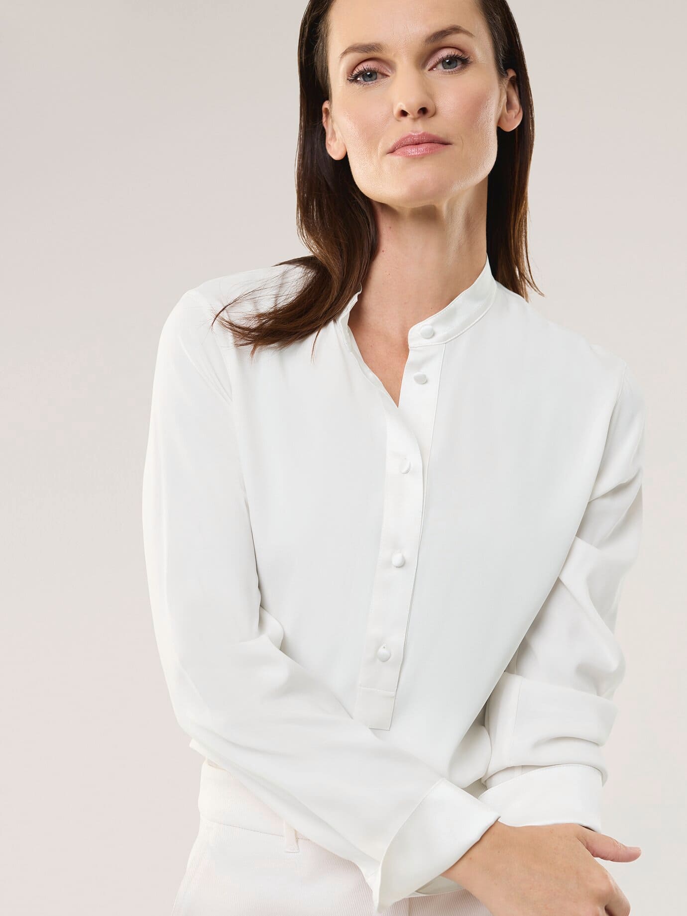 Polo Bluse aus Seide, noch offen: Filter Passform#noch offen: Größenlauf, Farbe Weiß, 46, edle Seide bequem, da elastisch Damen
