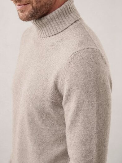 Rollkragenpullover aus Lammwolle Wollweiß