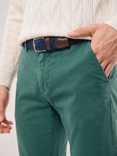 Chino inklusive Gürtel Flaschengrün