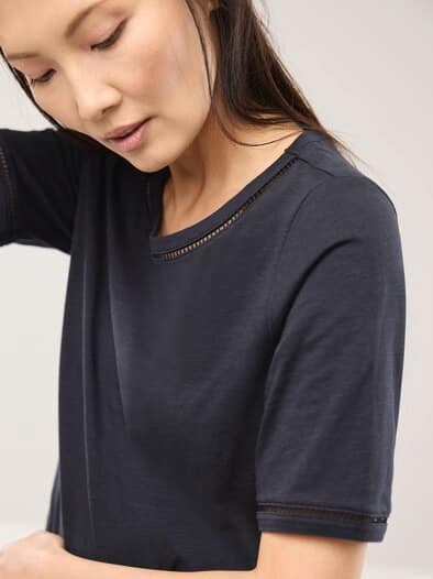 Baumwollshirt Lochstickereiband Nachtblau