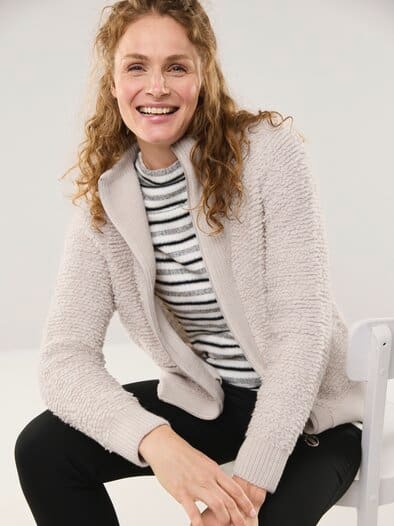 Strickjacke in Boucle  und Glattstrickoptik Creme