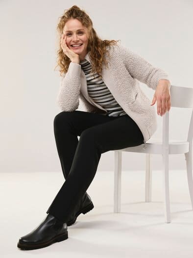 Strickjacke in Boucle  und Glattstrickoptik Creme