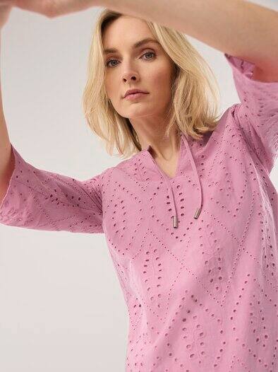 Kleid Lochstickerei Nelke