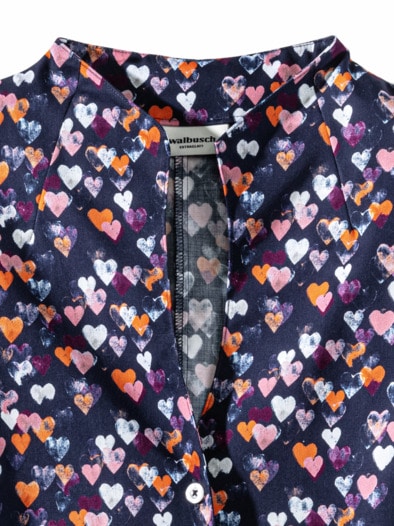 Extraglatt-Bluse Kelchkragen Herzen Marine