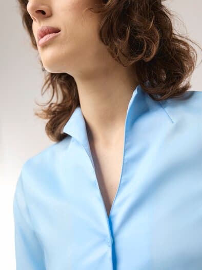 Extraglatt-Bluse Kelchkragen Skyblue