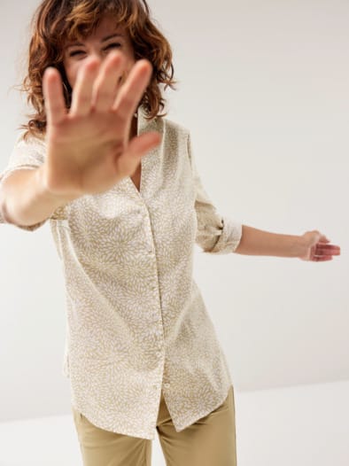 Extraglatt-Bluse Kelchkragen Minimal Safaribeige