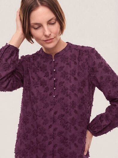 Bluse mit Blütenstickerei Cassis