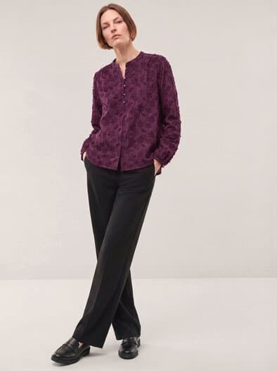 Bluse mit Blütenstickerei Cassis