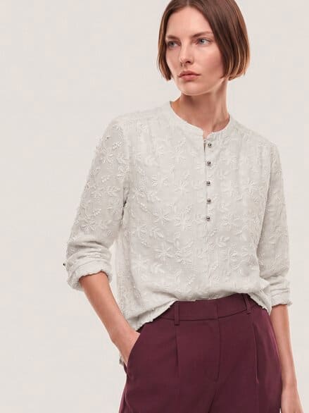 Bluse mit Blütenstickerei Offwhite Bluse mit Blütenstickerei Offwhite
