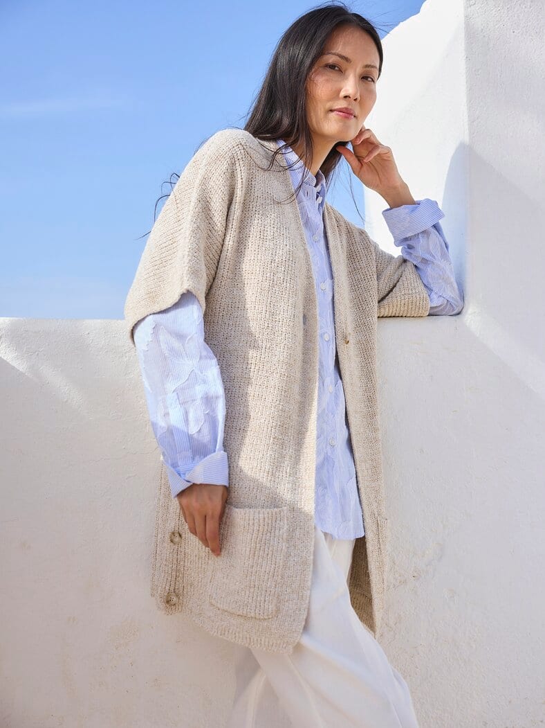 Outfit Longstrickweste mit Kimonoärmeln