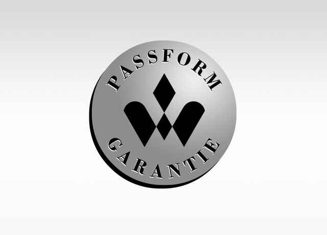Silbernes Siegel mit schwarzem Rautenmuster und dem Text "PASSFORM GARANTIE" auf weißem Hintergrund.