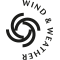 Ein schwarzes Logo mit zwei drehenden Pfeilen in der Mitte und dem Text "Wind & Weather" darum herum.