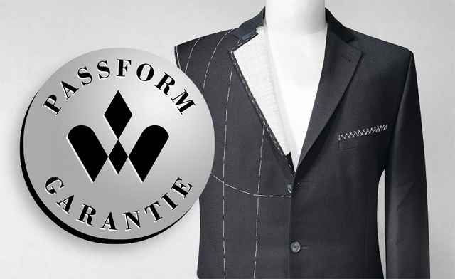 Halbfertige Anzugjacke auf Büste mit "Passform Garantie"-Emblem im Vordergrund.
