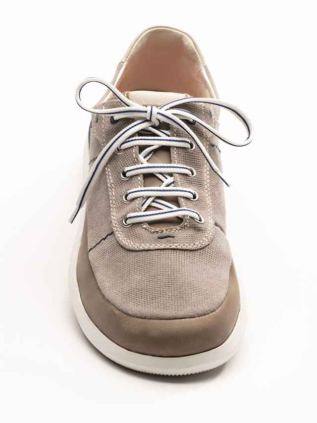 Aufnahme einer Diagonal Schnürung an einem Walbusch Schuh.