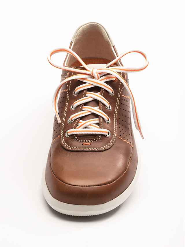 Aufnahme einer Kreuzschnürung an einem Walbusch Schuh.