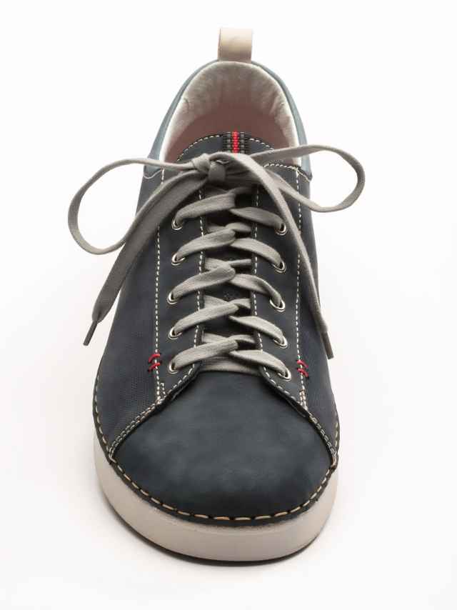 Aufnahme einer Verzwirbelten Schnürung an einem Walbusch Schuh.