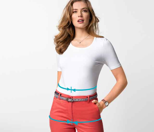 Frau in weißem T-Shirt und roten Hosen, blaue Maßlinien um Taille und Hüfte.