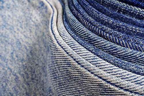 Gefaltete Denim-Jeans in verschiedenen Farben