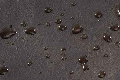 Nahaufnahme von Leder mit Wassertropfen drauf