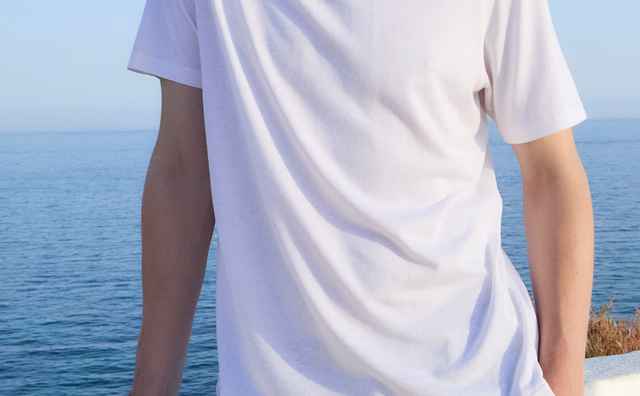 Leinenshirt kombiniert mit einer lässigen Hose.