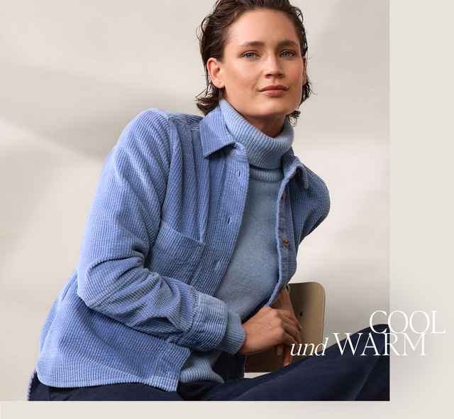 Frau in blauer Cordjacke und Rollkragenpullover sitzt auf einem Stuhl mit neutralem Hintergrund. Text: "COOL und WARM".