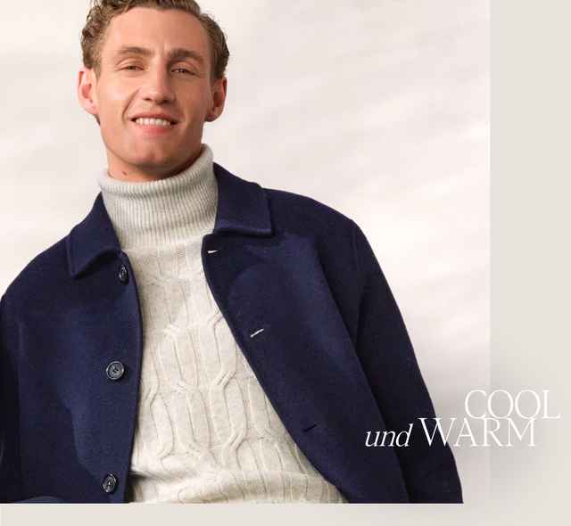 Ein lächelnder Mann trägt einen blauen Mantel über einem weißen Rollkragenpullover. Text: "COOL und WARM".