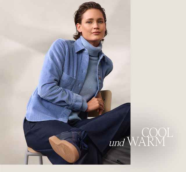 Eine Person sitzt auf einem Stuhl und trägt blaue Kleidung mit einem Rollkragenpullover. Text im Bild: "COOL und WARM".